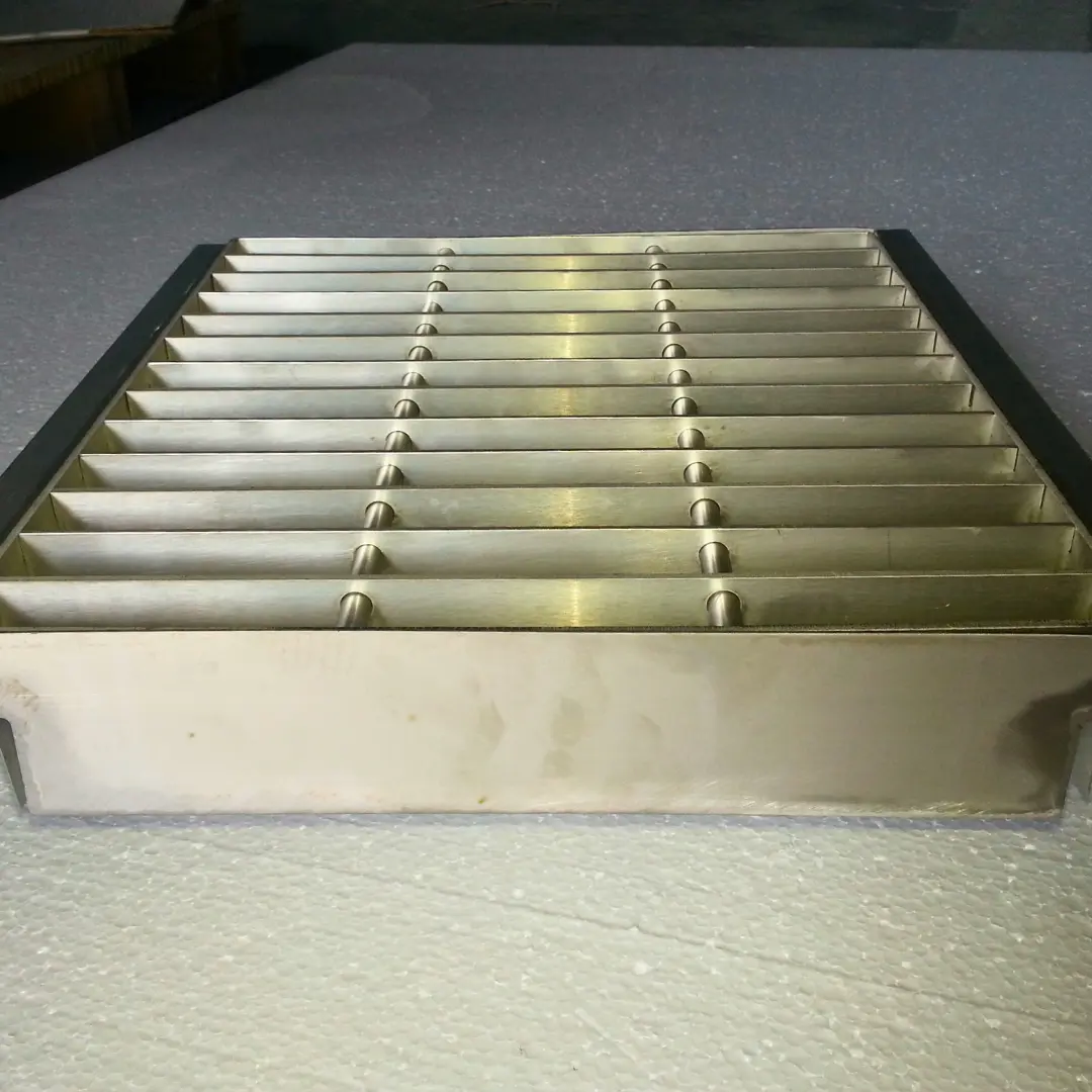 Grating with Crossbar